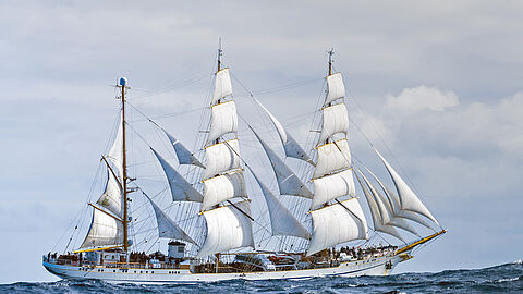 Erfolg für die „Gorch Fock" und ihre Besatzung: Bei der „Five Sister Trophy" von New York nach Boston kam das Segelschulschiff der Marine als Erstes ins Ziel. Foto: Bundeswehr/Marcel Kröncke