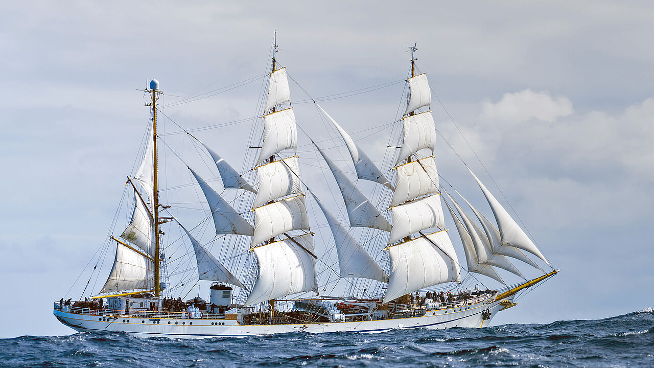 Erfolg für die „Gorch Fock" und ihre Besatzung: Bei der „Five Sister Trophy" von New York nach Boston kam das Segelschulschiff der Marine als Erstes ins Ziel. Foto: Bundeswehr/Marcel Kröncke