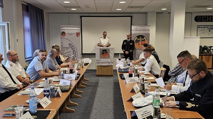 Kapitän zur See Andreas Seidl (von links) begrüßt Ingo Minkau und die Tagungsteilnehmer. Foto: DBwV
