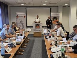 Kapitän zur See Andreas Seidl (von links) begrüßt Ingo Minkau und die Tagungsteilnehmer. Foto: DBwV