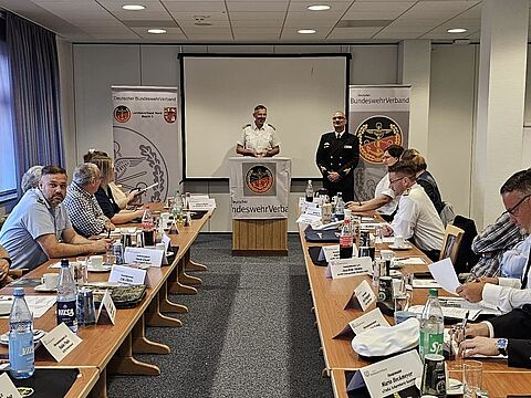 Kapitän zur See Andreas Seidl (von links) begrüßt Ingo Minkau und die Tagungsteilnehmer. Foto: DBwV
