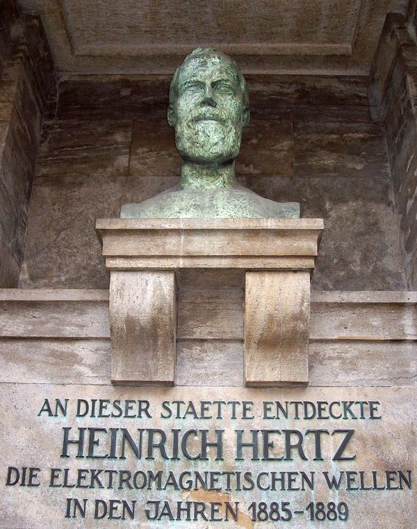 Denkmal: Diese Büste erinnert auf dem Campus der Universität Karlsruhe an den Entdecker der elektromagnetischen Wellen. Foto: Kdkeller
