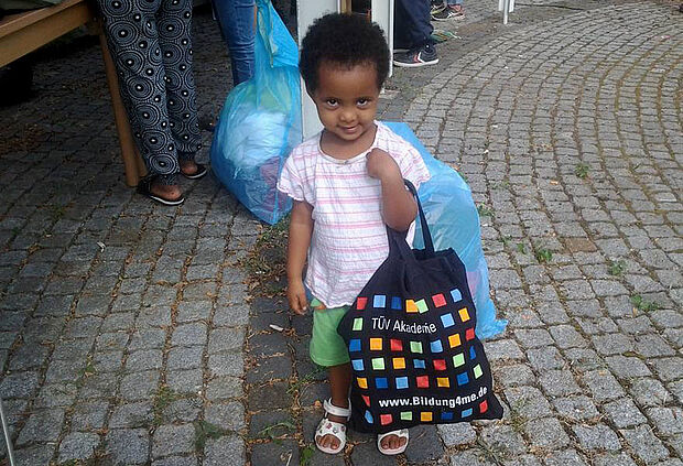 Initiative kommt an: Hirot auf dem „Verschenk-Flohmarkt“. Foto: Christiane Hacker