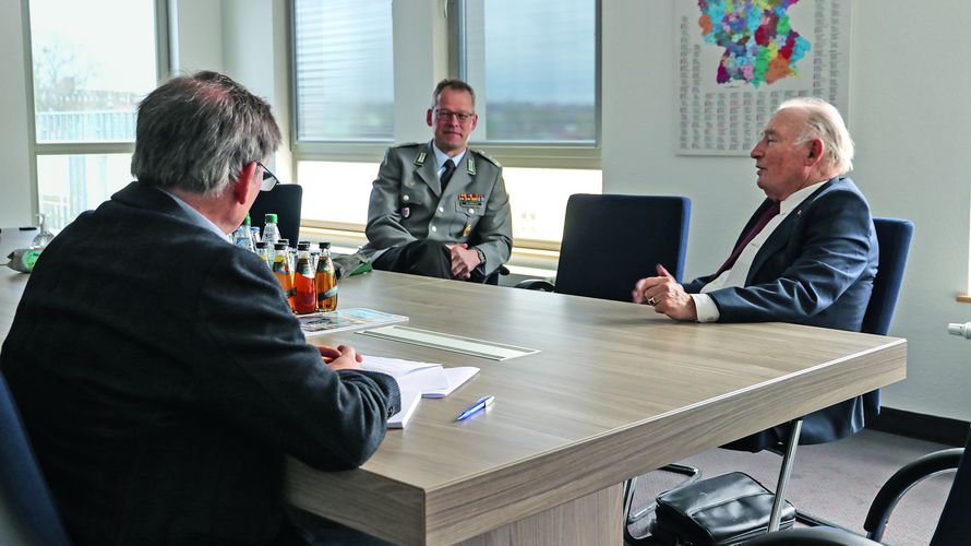 General Hans-Peter von Kirchbach (r.) und Oberst Christian Nawrat während des Interviews mit „Nordkurier”-Redakteur Mirko Hertrich (l.). Foto: Bundeswehr/Schmidt
