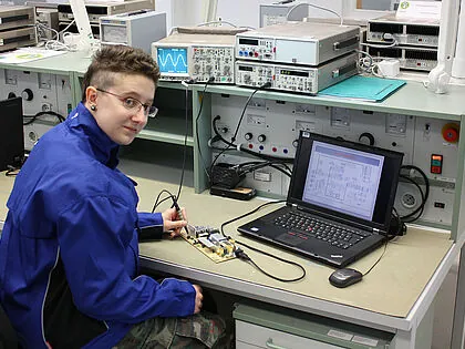 Immer auf dem Laufenden bleiben: Für Tarifbeschäftigte gibt es jetzt im Intranet Bw eine informative Seite zum Tarifrecht. Foto: Bundeswehr