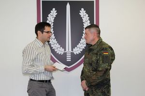 KSK-Soldat Ronny im Gespräch mit Redakteur Martin Kleinemas Foto: KSK