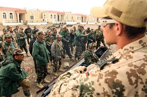 Kurdische Peschmerga-Kämpfer werden in Erbil durch Soldaten der Bundeswehr ausgebildet. Foto: dpa