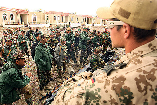 Kurdische Peschmerga-Kämpfer werden in Erbil durch Soldaten der Bundeswehr ausgebildet. Foto: dpa