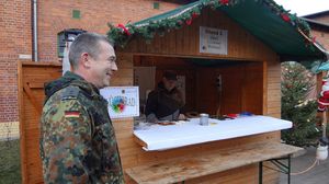 OLt Henry Preuss aus dem S6-Bereich des Kommandos vor dem Stand des DBwV Foto: Privat/Koch