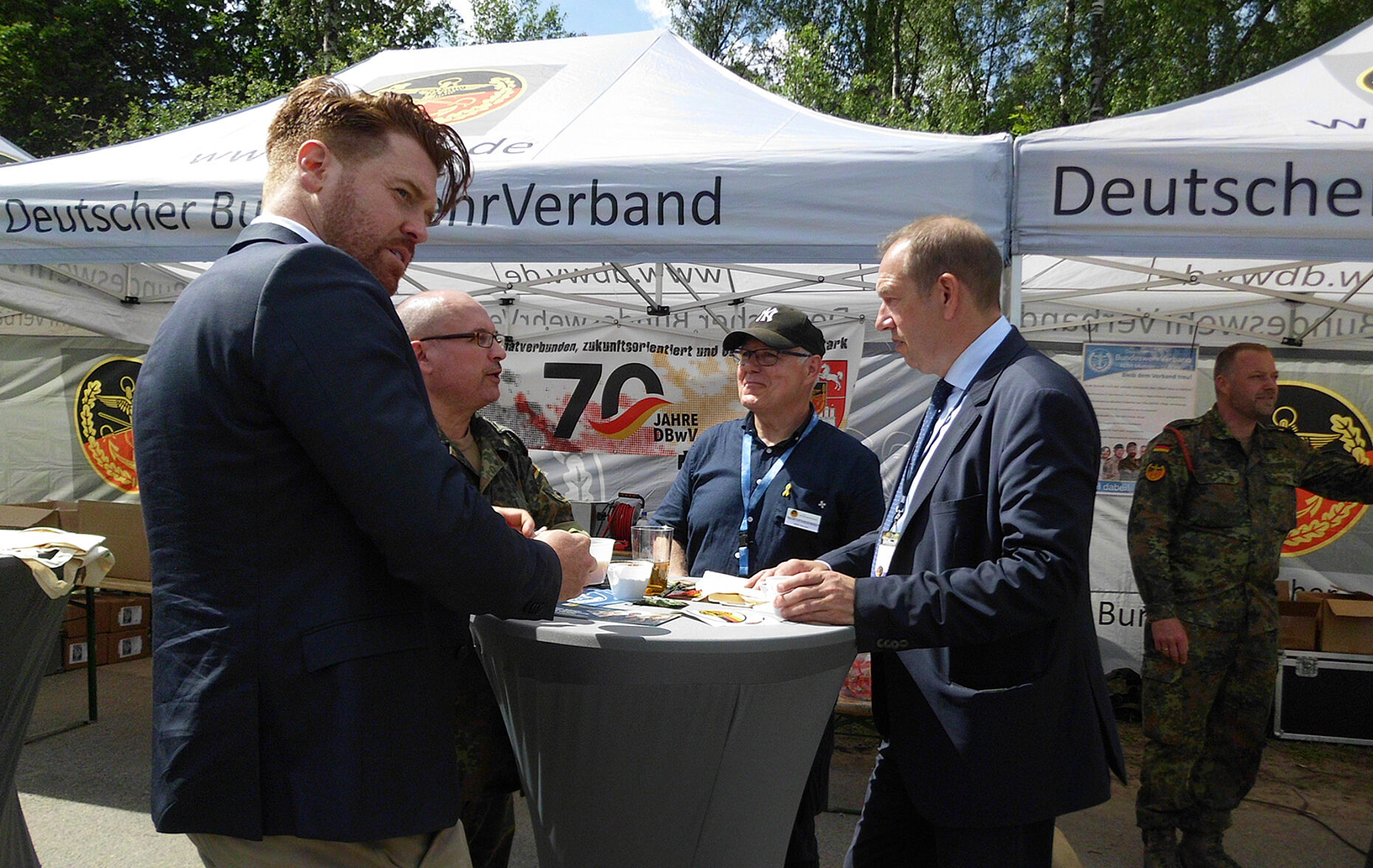 In Munster begrüßte der StOKa-Vorsitzende, Oberstleutnant Jens-Oliver Kaiser (2.v.l.), den Wehrbeautragten Henning Otte (r.)  am Stand des DBwV. 