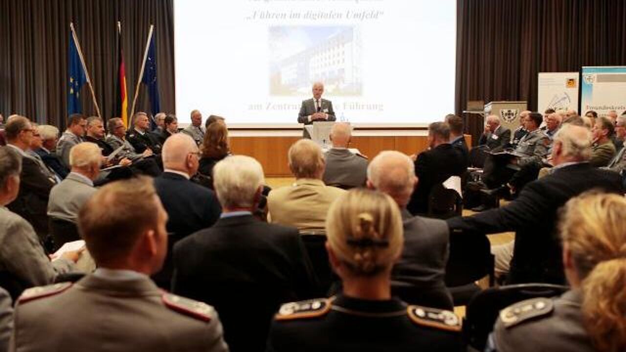 Die neue Sitzordnung im Forum gestaltet die Veranstaltungen lebendiger. Foto: ZInFü/Schönbrodt