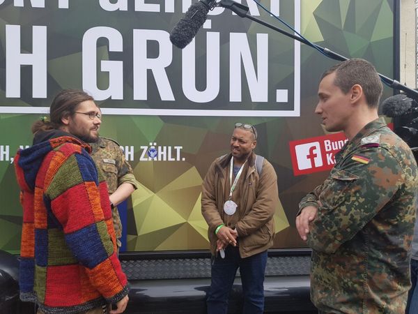 Major Marcel Bohnert (r.) im Gespräch mit einem Besucher der "re:publica". Foto: privat