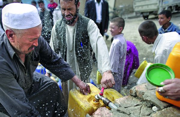 Wasser ist Leben, auch in Afghanistan. Vom Kampf zum Brunnenbohren: Mit dem Leugnen der Tatsachen in Afghanistan, so ein weit verbreiteter Vorwurf an die Politik in Deutschland, habe man den Einsatz am Hindukusch und die Präsenz von Soldaten verklärt. Auftrag der Bundeswehr habe nicht bewaffnete Entwicklungshilfe sein dürfen. Foto: Picture Alliance