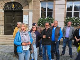 Den Streifzug durch das historische Memmingen begannen die Mitglieder der Kameradschaft ERH Memmingen  unter Führung von Führung Sabine Streck vorm Rathaus am Memminger Marktplatz. Foto: Detlef Döring