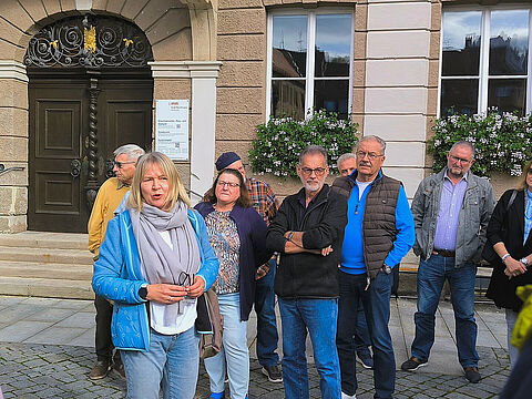 Den Streifzug durch das historische Memmingen begannen die Mitglieder der Kameradschaft ERH Memmingen  unter Führung von Führung Sabine Streck vorm Rathaus am Memminger Marktplatz. Foto: Detlef Döring