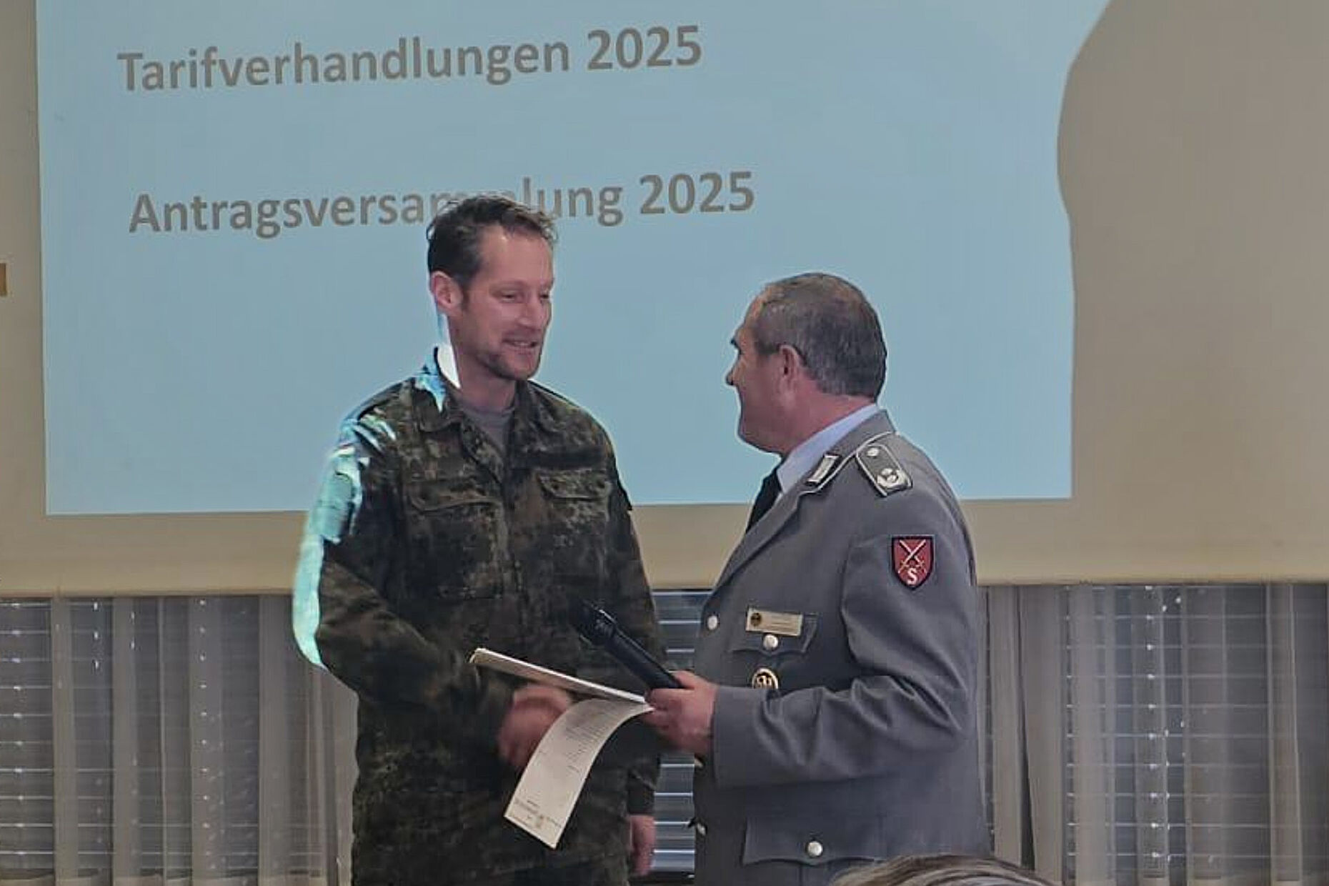 Hauptmann Thore Heidman erhielt vom Landesvorsitzenden Oberstleutnant a.D. Josef Rauch die Treuurkunde für 25-jährige Mitgliedschaft im DBwV. Foto: StoKa Klosterlechfeld