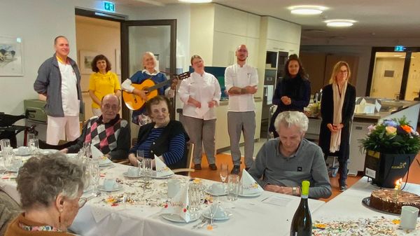 Pflegepersonal und Gäste boten ein eigens zum Anlass ein selbst komponiertes Geburtstagsständchen dar. Foto: li