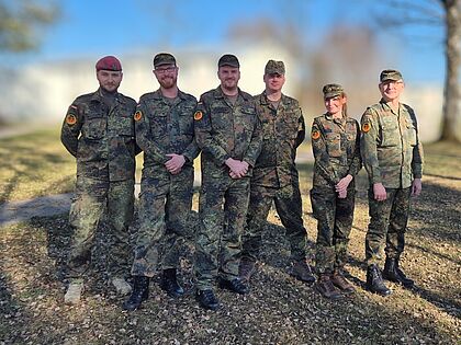 Der neue Vorstand der TruKa SanStff Einsatz Kümmersbruck mit Hauptfeldwebel Alex, Hauptfeldwebel Lippmann, Vorsitzendem Hauptfeldwebel Mitteldorf mit Bezirksvorsitzendem Stabsfeldwebel Christian Schleicher sowie Stabsunteroffizier (w) Amann, Stabsfeldwebel Aved. Foto: SC/Collage