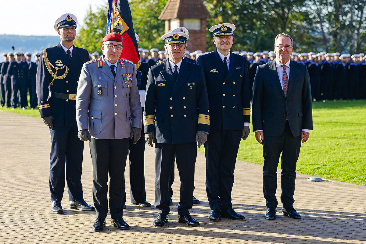 Führungswechsel an der Spitze der Marine: Generalinspekteur Carsten Breuer (2. v.l.) übergab das Kommando Marine an Konteradmiral Wilhelm Tobias Abry (2.v.r.). Sein Vorgänger, Vizeadmiral Jan Christian Kaack (3.v.l.), wurde von Verteidigungsminister Boris Pistorius (r.) in den Ruhestand verabschiedet. Foto: picture alliance/dpa/Frank Molter
