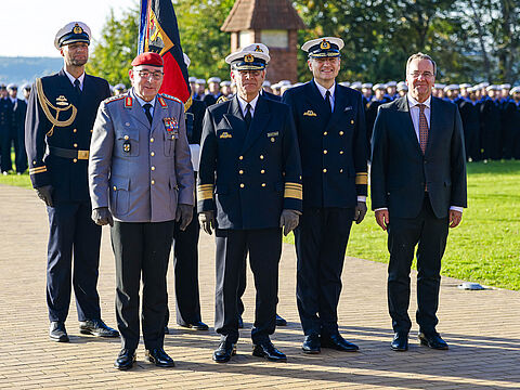 Führungswechsel an der Spitze der Marine: Generalinspekteur Carsten Breuer (l.) übergab das Kommando Marine an Konteradmiral Wilhelm Tobias Abry (2.v.r.). Sein Vorgänger, Vizeadmiral Jan Christian Kaack (2.v.l.), wurde von Verteidigungsminister Boris Pistorius (r.) in den Ruhestand verabschiedet. 