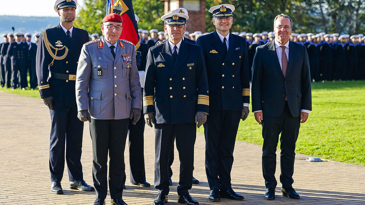 Führungswechsel an der Spitze der Marine: Generalinspekteur Carsten Breuer (2. v.l.) übergab das Kommando Marine an Konteradmiral Wilhelm Tobias Abry (2.v.r.). Sein Vorgänger, Vizeadmiral Jan Christian Kaack (3.v.l.), wurde von Verteidigungsminister Boris Pistorius (r.) in den Ruhestand verabschiedet. Foto: picture alliance/dpa/Frank Molter