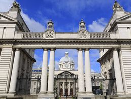 Blick auf das Leinster House in Dublin, Sitz des Parlaments der Republik Irland. Foto: picture alliance/Robert Harding