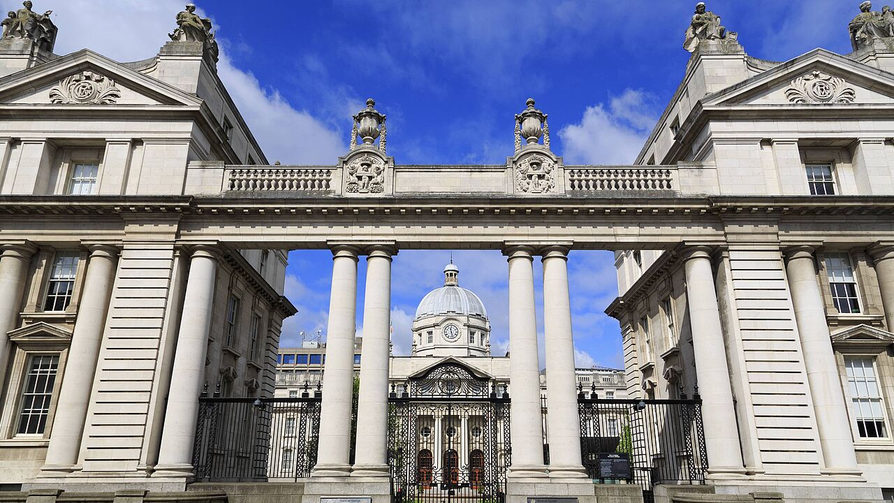 Blick auf das Leinster House in Dublin, Sitz des Parlaments der Republik Irland. Foto: picture alliance/Robert Harding