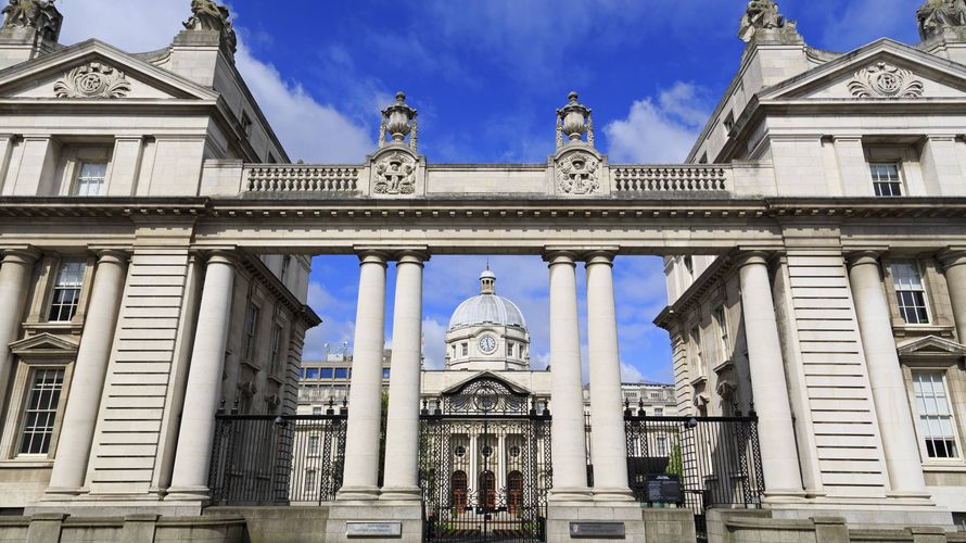 Blick auf das Leinster House in Dublin, Sitz des Parlaments der Republik Irland. Foto: picture alliance/Robert Harding