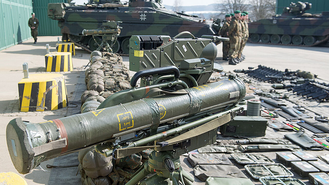 Soldaten des Panzergrenadierbataillons 371 zeigen ihre Ausrüstung. Foto: DPA 