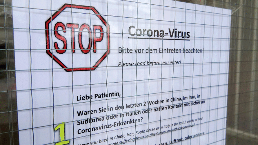 An einem Zugang zu einer Arztpraxis in Hamburg hängt ein Schild mit der Aufschrift „Stop Corona-Virus - Bitte vor dem Eintreten beachten“. Bundesweit werden Maßnahmen getroffen, um sich auf eine drohende Epidemie vorzubereiten. Foto: picture alliance/Bodo Marks/dpa