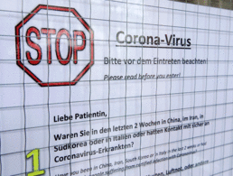 An einem Zugang zu einer Arztpraxis in Hamburg hängt ein Schild mit der Aufschrift „Stop Corona-Virus - Bitte vor dem Eintreten beachten“. Bundesweit werden Maßnahmen getroffen, um sich auf eine drohende Epidemie vorzubereiten. Foto: picture alliance/Bodo Marks/dpa