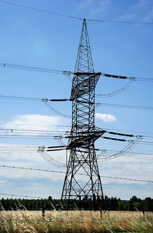 Zu einem besonders sensiblen Bereich gehört der Energiesektor. Die Regierung appelliert an die Betreiber solch kritischer Infrastrukturen, für angemessenen Schutz zu sorgen. Foto: dpa