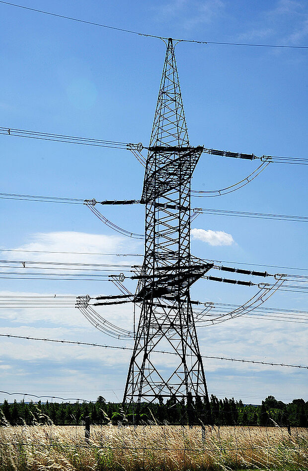 Zu einem besonders sensiblen Bereich gehört der Energiesektor. Die Regierung appelliert an die Betreiber solch kritischer Infrastrukturen, für angemessenen Schutz zu sorgen. Foto: dpa