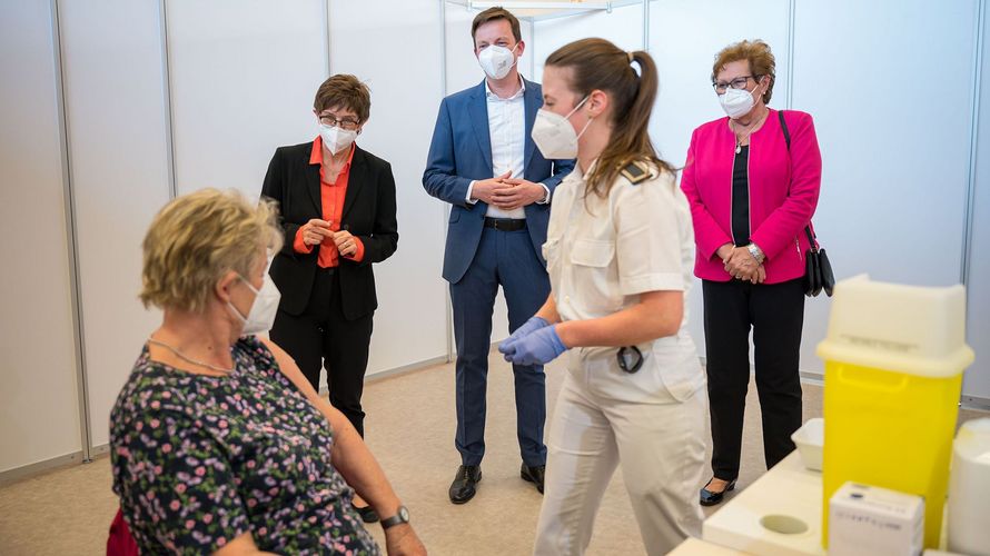 Verteidigungsministerin Annegret Kramp-Karrenbauer besucht am Ostersonntag das Bundeswehr-Impfzentrum im saarländischen Lebach. Das 24/7-Impfzentrum ist ein Pilotprojekt für das ganze Land. Foto: Twitter, BMVg