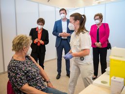 Verteidigungsministerin Annegret Kramp-Karrenbauer besucht am Ostersonntag das Bundeswehr-Impfzentrum im saarländischen Lebach. Das 24/7-Impfzentrum ist ein Pilotprojekt für das ganze Land. Foto: Twitter, BMVg