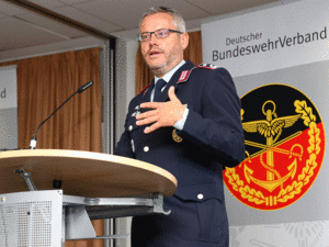Oberstleutnant Detlef Buch referierte zu bereits abgeschlossenen sowie zu aktuell anstehenden Gesetzgebungsverfahren. Foto: DBwV/Mika Schmidt