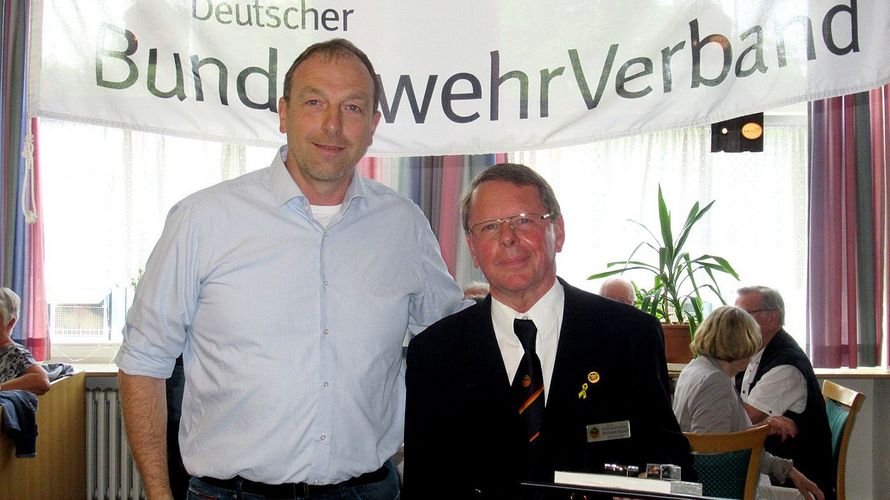 Hauptmann Dirk Sommer (l.) ehrt Reinhard Patzlaff für 50 Jahre Treue zum DBwV. Foto: StFw a.D. Gerhard Schlimper