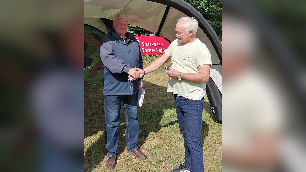 Zu Beginn des Veteranentages in Cottbus, konnte der Vorsitzende der sKERH Cottbus Hartmut von Steimker, Detlef Korb für 25 Jahre Mitgliedschaft im DBwV ehren. Foto: Hartmut von Steimker