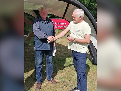 Zu Beginn des Veteranentages in Cottbus, konnte der Vorsitzende der sKERH Cottbus Hartmut von Steimker, Detlef Korb für 25 Jahre Mitgliedschaft im DBwV ehren. Foto: Hartmut von Steimker