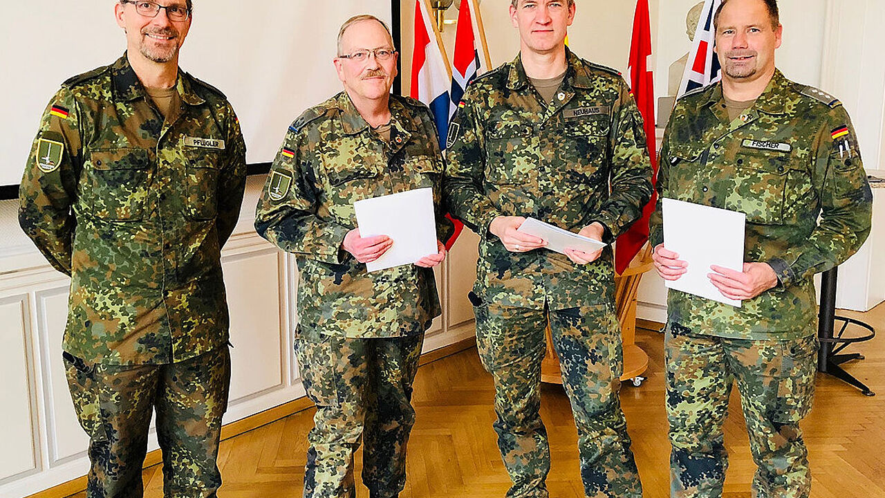 Alter und zugleich neuer TruKa-Vorsitzender Oberstleutnant Pflügler mit langjährigen Verbandsmitgliedern Oberstleutnant Becker, Oberstabsfeldwebel Neuhaus, Hauptmann Fischer (v.l.) Foto: Oberstleutnant Stephan Heesch
