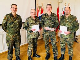 Alter und zugleich neuer TruKa-Vorsitzender Oberstleutnant Pflügler mit langjährigen Verbandsmitgliedern Oberstleutnant Becker, Oberstabsfeldwebel Neuhaus, Hauptmann Fischer (v.l.) Foto: Oberstleutnant Stephan Heesch