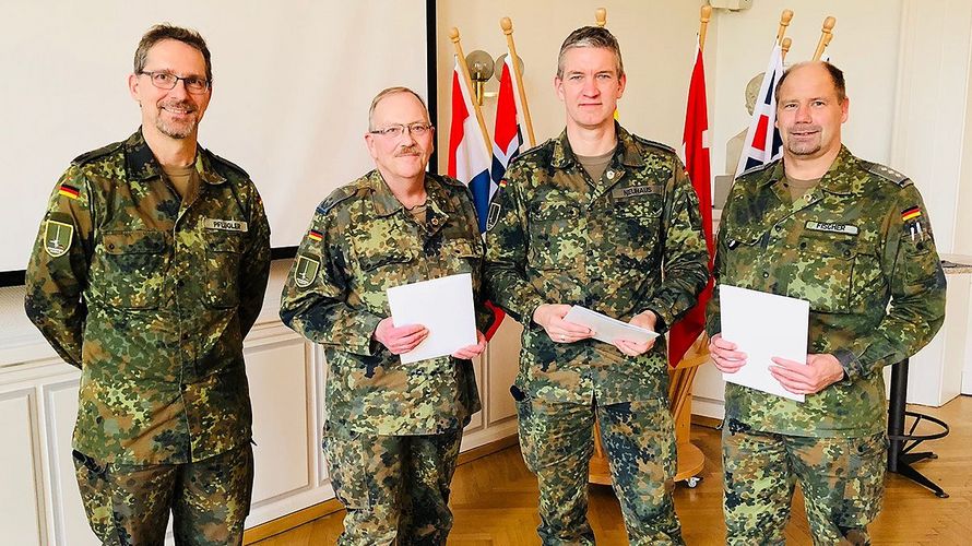 Alter und zugleich neuer TruKa-Vorsitzender Oberstleutnant Pflügler mit langjährigen Verbandsmitgliedern Oberstleutnant Becker, Oberstabsfeldwebel Neuhaus, Hauptmann Fischer (v.l.) Foto: Oberstleutnant Stephan Heesch