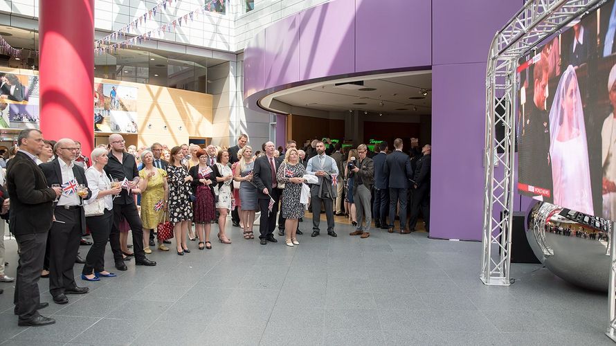 Die geladenen Gäste verfolgen in der Britischen Botschaft die Hochzeitsfeier von Prinz Harry und Meghan Markle. Mit dabei: Deutsche Soldaten, die an den Invictus Games teilgenommen haben. Foto: Bombeke