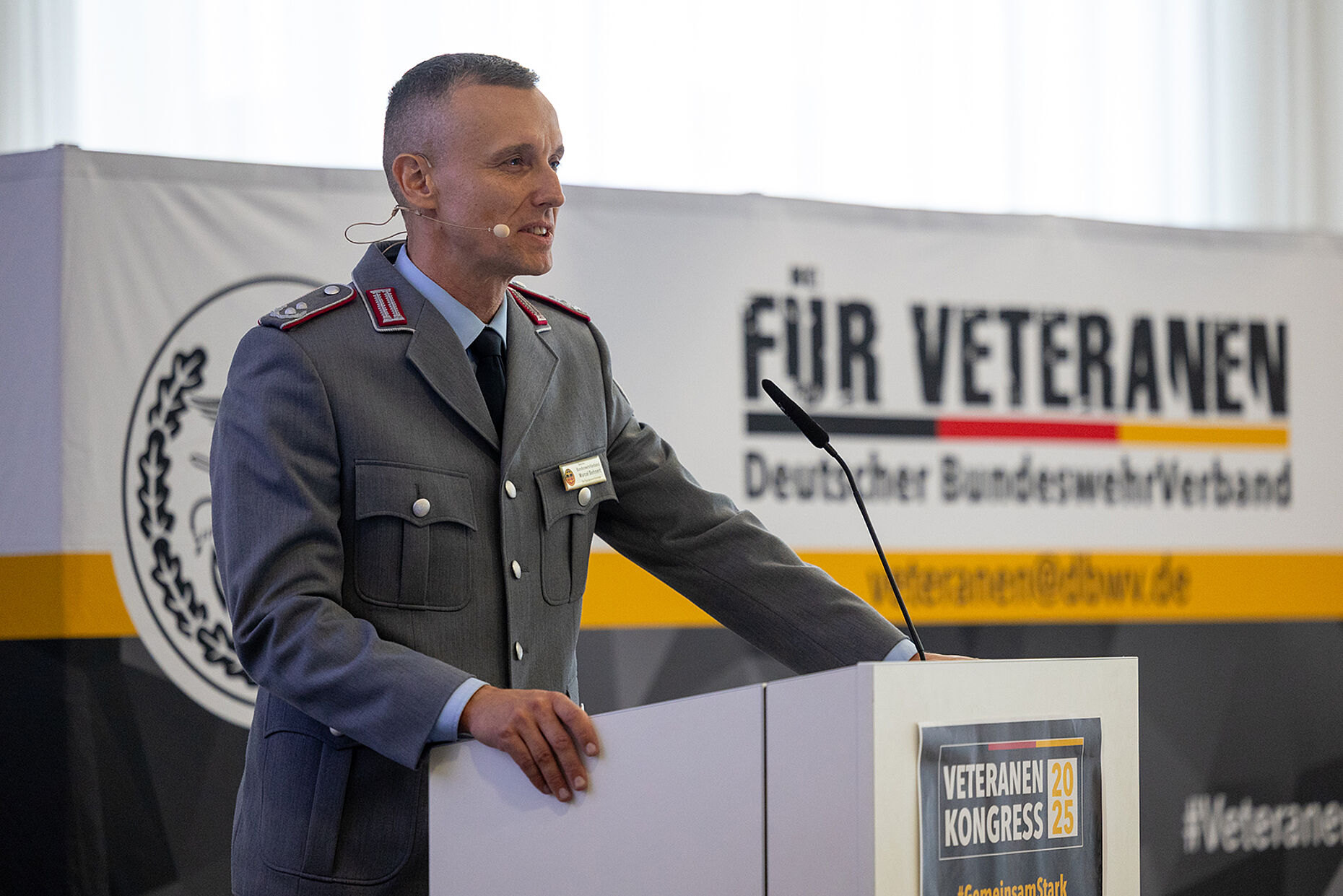 Der Stellvertreter des Bundesvorsitzenden, Oberstleutnant i.G. Marcel Bohnert, führt durch den Veteranenkongress. Foto: DBwV/Yann Bombeke
