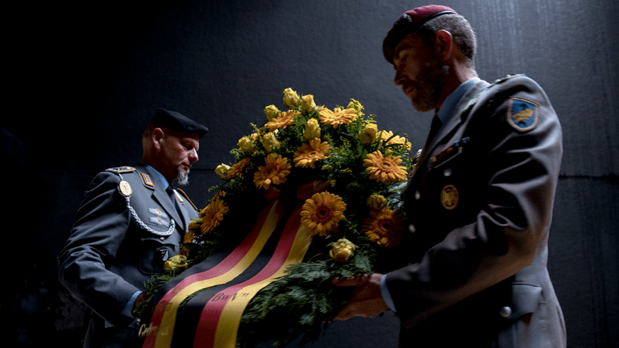 Am Volkstrauertag finden zahlreiche Gedenkveranstaltungen in ganz Deutschland statt. Auch am Ehrenmal der Bundeswehr wird ein Kranz niedergelegt. Foto: DBwV/Bombeke
