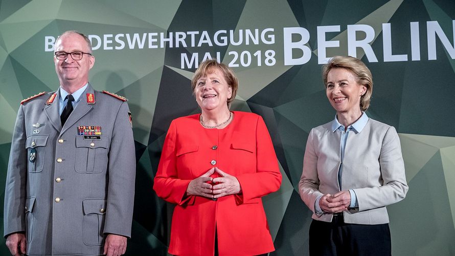 Bundeskanzlerin Angela Merkel (CDU, M.) zwischen Verteidigungsministerin Ursula von der Leyen (CDU) und Eberhard Zorn, Generalinspekteur der Bundeswehr. Das Treffen der militärischen und zivilen Spitzen der Bundeswehr findet alle zwei Jahre statt Foto: dp