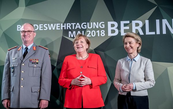 Bundeskanzlerin Angela Merkel (CDU, M.) zwischen Verteidigungsministerin Ursula von der Leyen (CDU) und Eberhard Zorn, Generalinspekteur der Bundeswehr. Das Treffen der militärischen und zivilen Spitzen der Bundeswehr findet alle zwei Jahre statt Foto: dp