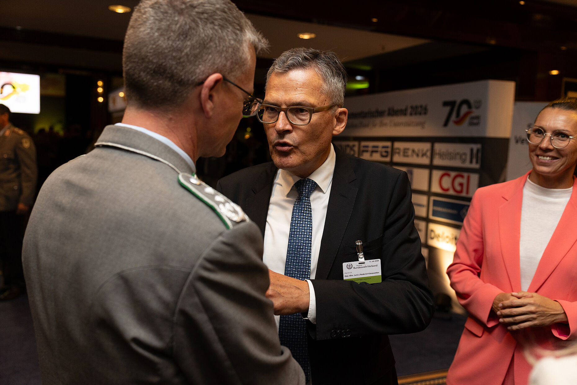 Oberst André Wüstner im Gespräch mit den CDU-Politikern Roderich Kiesewetter und Diana Herbstreuth. Foto: DBwV/Yann Bombeke