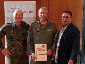 Der neue Vorsitzende Stabsfeldwebel Marcus Wirsen erhält die Verdienstnadel des DBwV in Bronze vom Bezirksvorsitzenden Franz Jung. Foto: DBwV