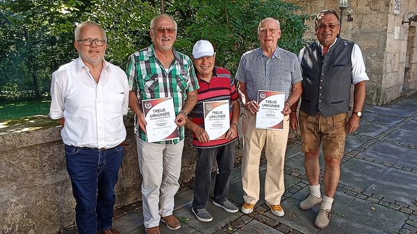 KERH-Vorsitzender Heinrich Petersen (v.l.) mit den geehrten Mitgliedern Günter Goth, Erwin Scheuermann, Wolfgang Einfeldt sowie Bezirksvorsitzender Franz Jung. Foto: Manfred Odendahl